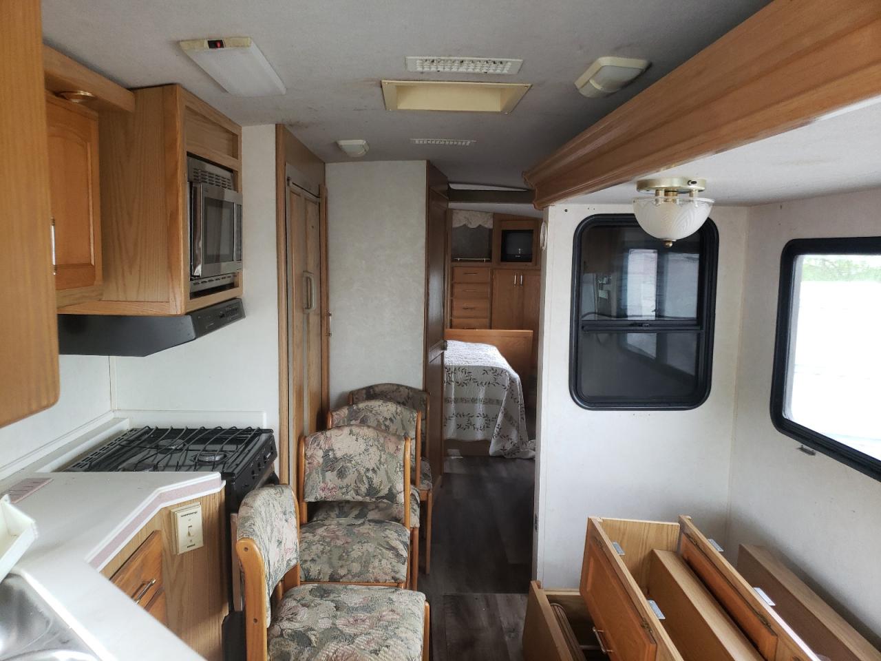 Photo 6 from auction – 1997 PACE MOTORHOME with VIN 3FCMF53G0VJA03945