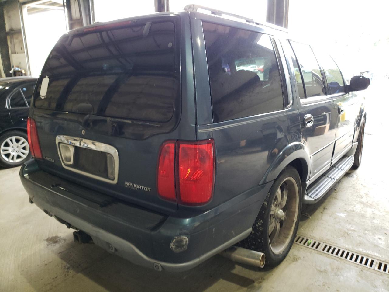 Zdjęcie 4 z aukcji – 2001 LINCOLN NAVIGATOR z VIN 5LMFU28A01LJ06173