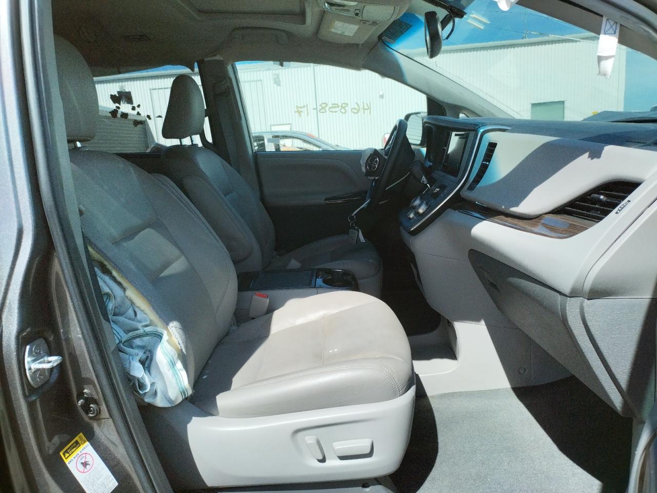 Photo 5 from auction – 2017 TOYOTA SIENNA XLE with VIN 5TDYZ3DC1HS831613