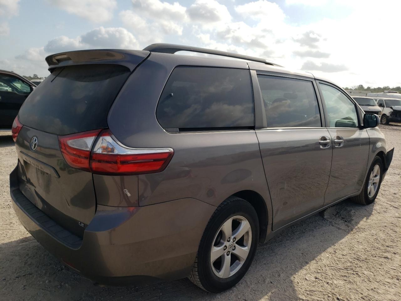 Photo 4 from auction – 2017 TOYOTA SIENNA LE with VIN 5TDKZ3DC3HS853862