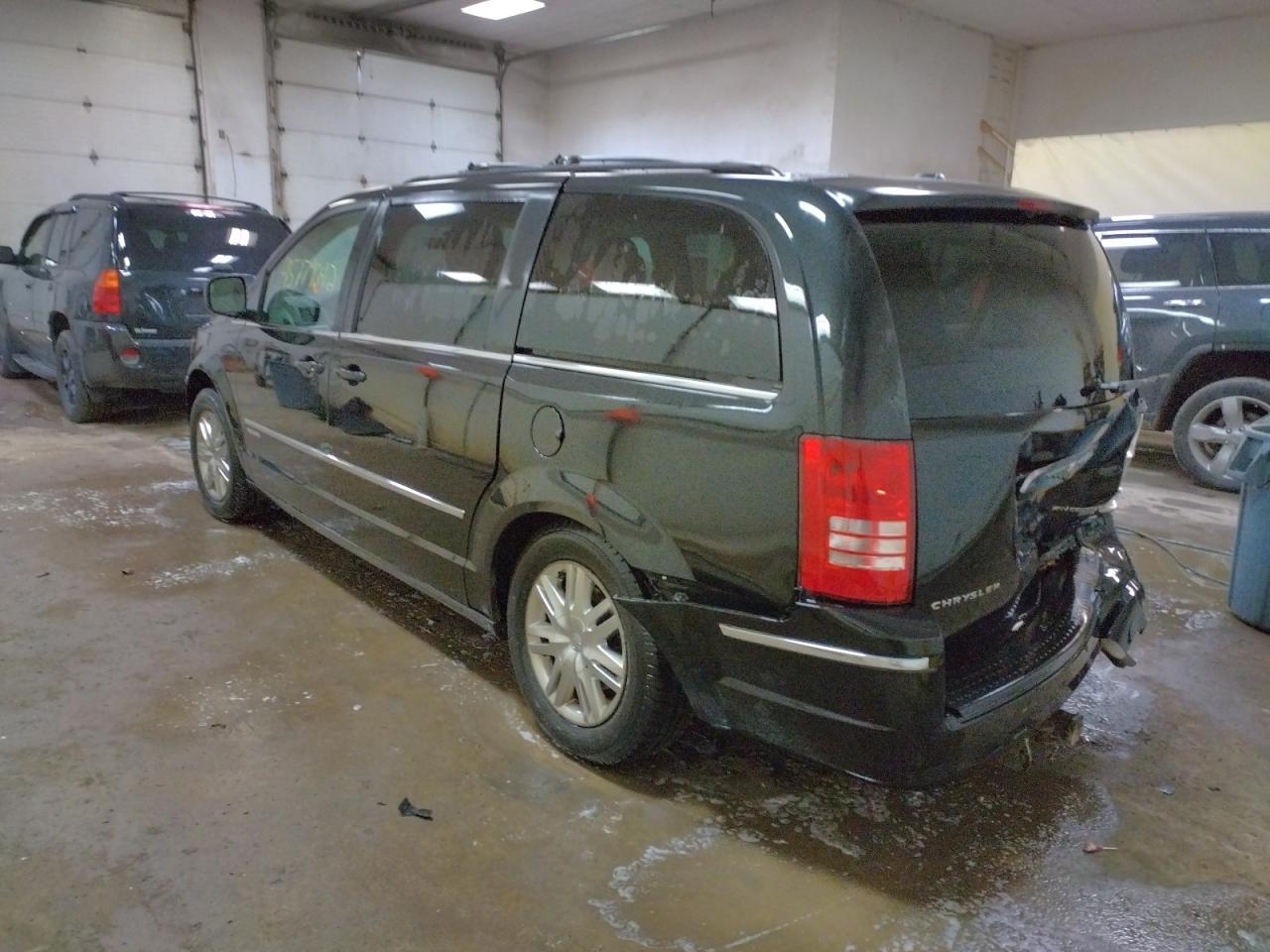 Photo 3 from auction – 2010 CHRYSLER TOWN & COU with VIN 2A4RR5D12AR299022