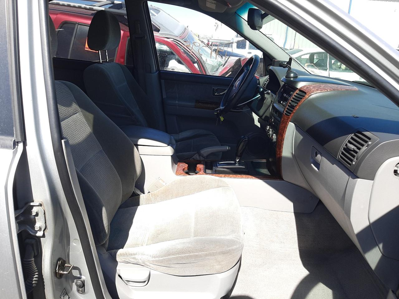 Photo 5 from auction – 2004 KIA SORENTO EX with VIN KNDJD733945222701