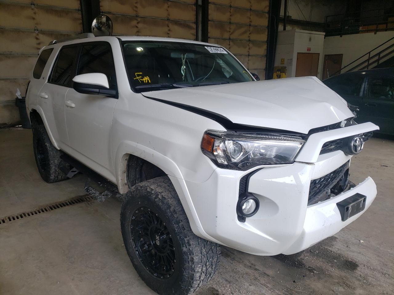 TOYOTA 4RUNNER SR 2018 with VIN JTEBU5JR8J5552465 - Photo from auction