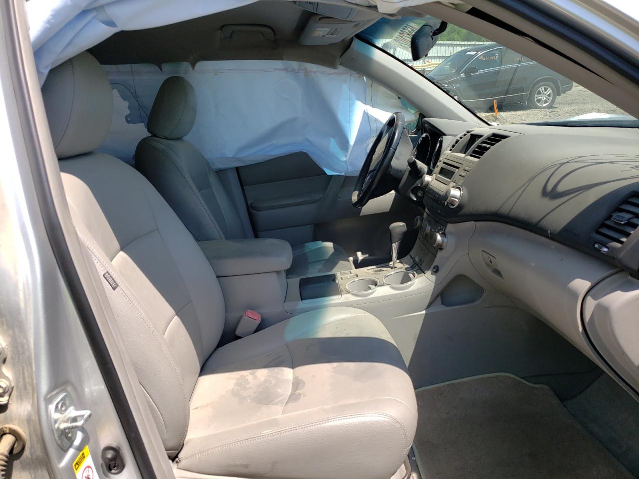 Photo 5 from auction – 2010 TOYOTA HIGHLANDER with VIN 5TDBK3EH7AS031246