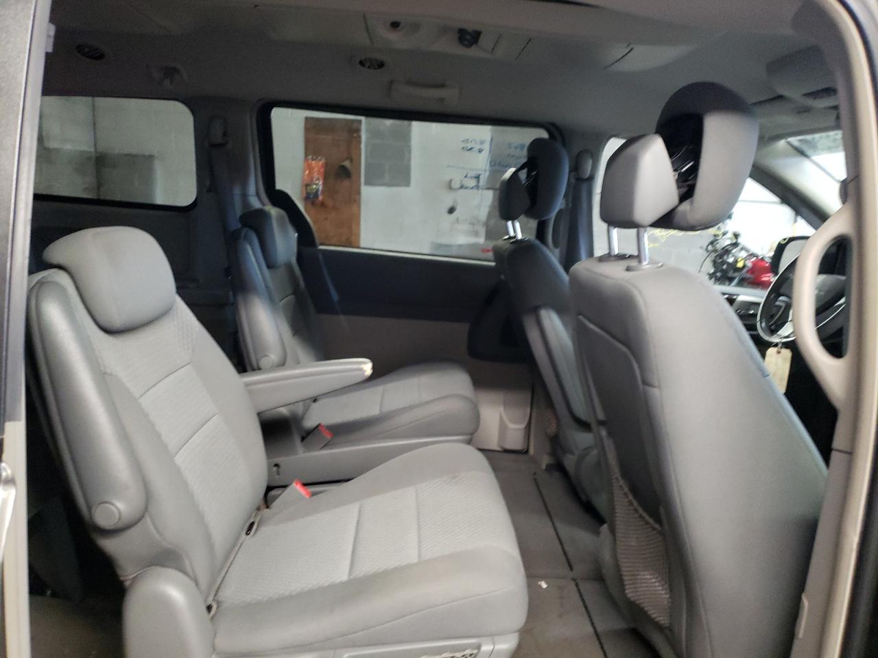 Photo 6 from auction – 2010 CHRYSLER TOWN & COU with VIN 2A4RR5D18AR448985