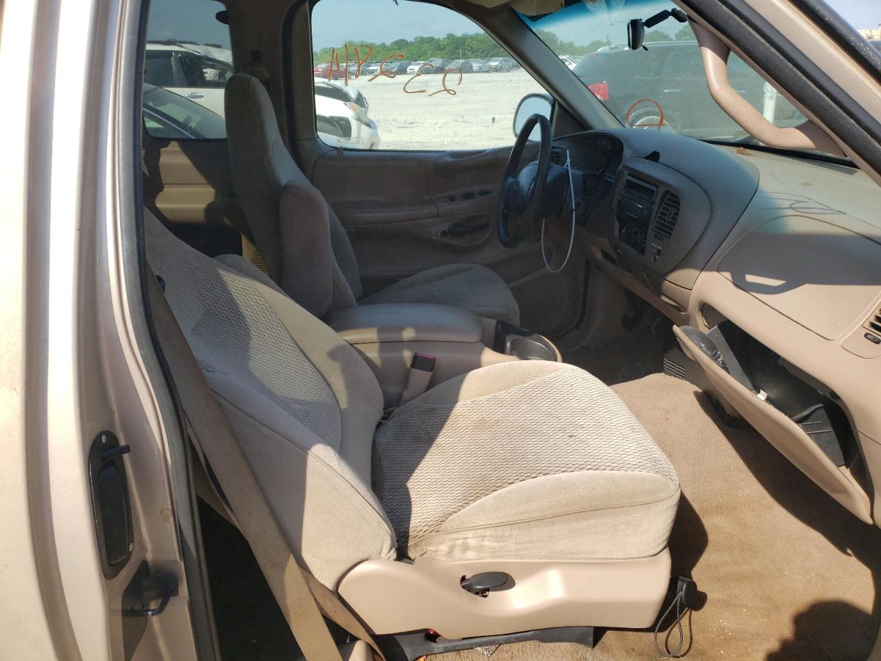 Photo 5 from auction – 1998 FORD F150 with VIN 1FTZX1724WNB49412