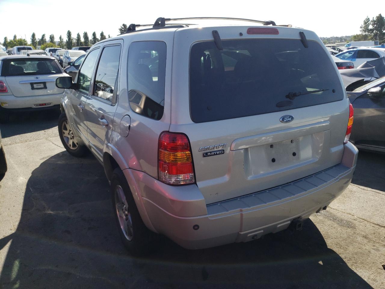 Photo 3 from auction – 2005 FORD ESCAPE LIM with VIN 1FMYU04155KA83636