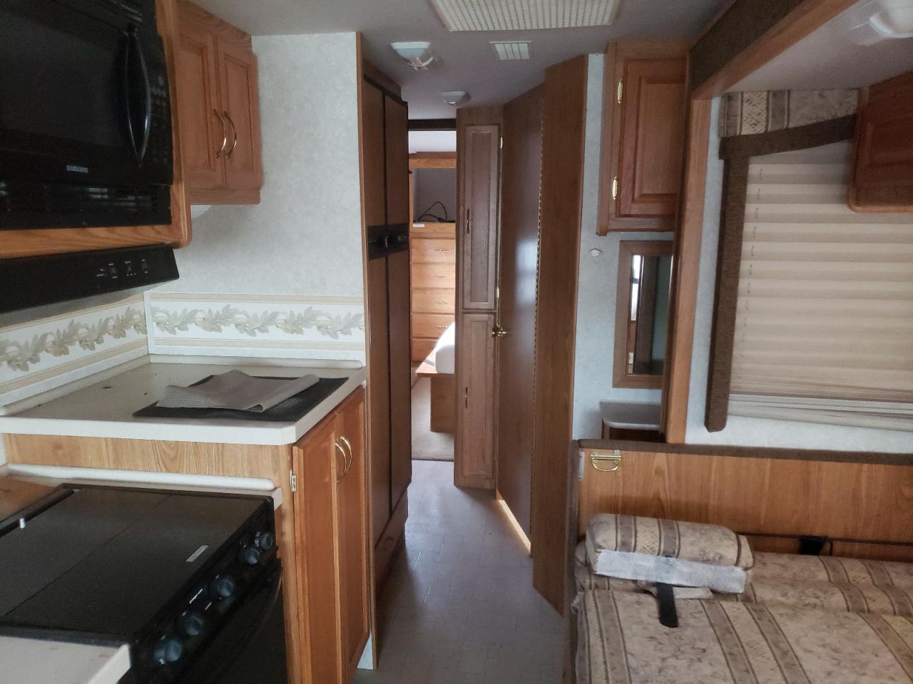 Photo 6 from auction – 2003 FLEETWOOD BOUNDER with VIN 1FCNF53S220A07825