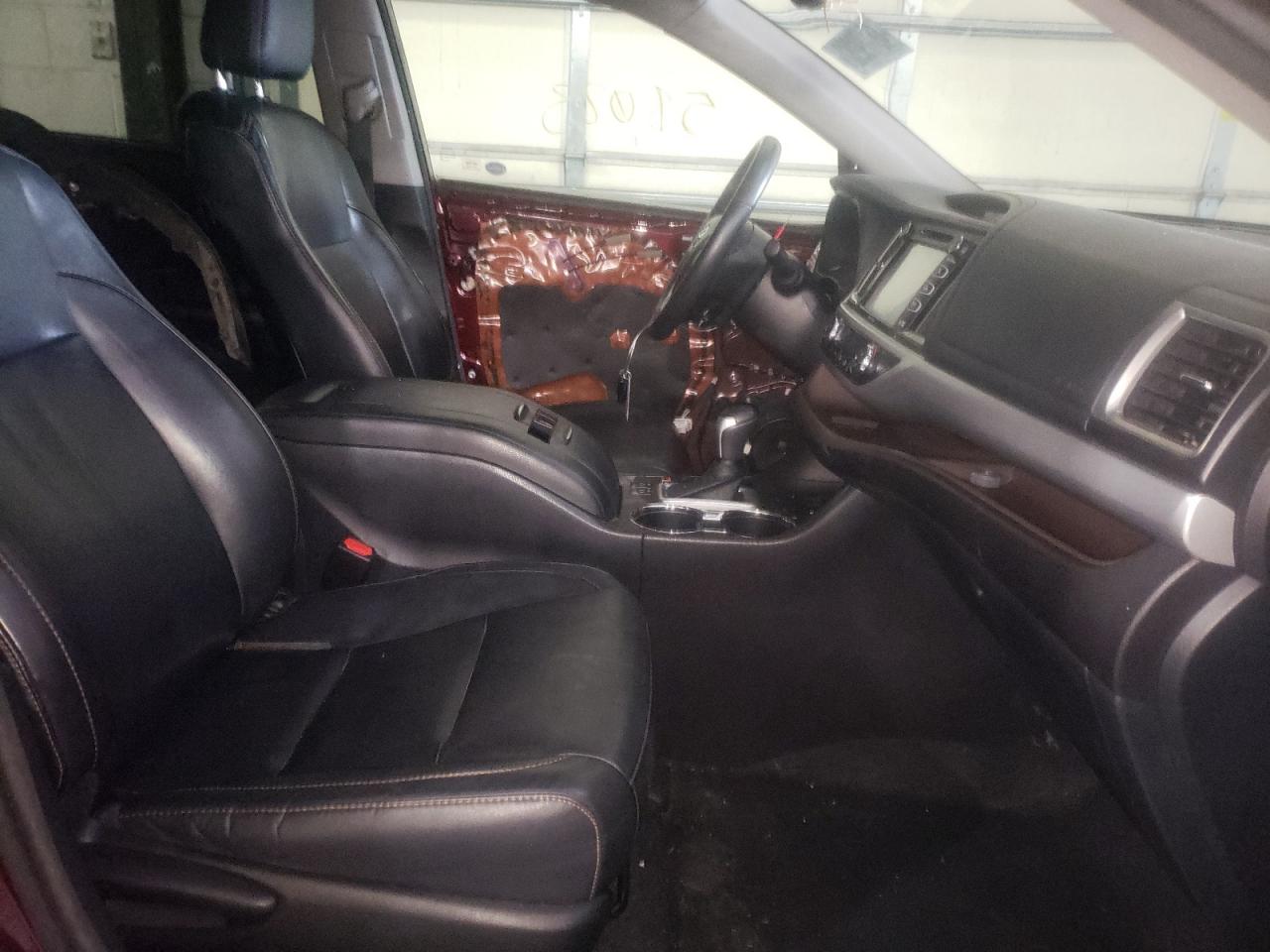 Photo 5 from auction – 2015 TOYOTA HIGHLANDER with VIN 5TDJKRFH8FS206253