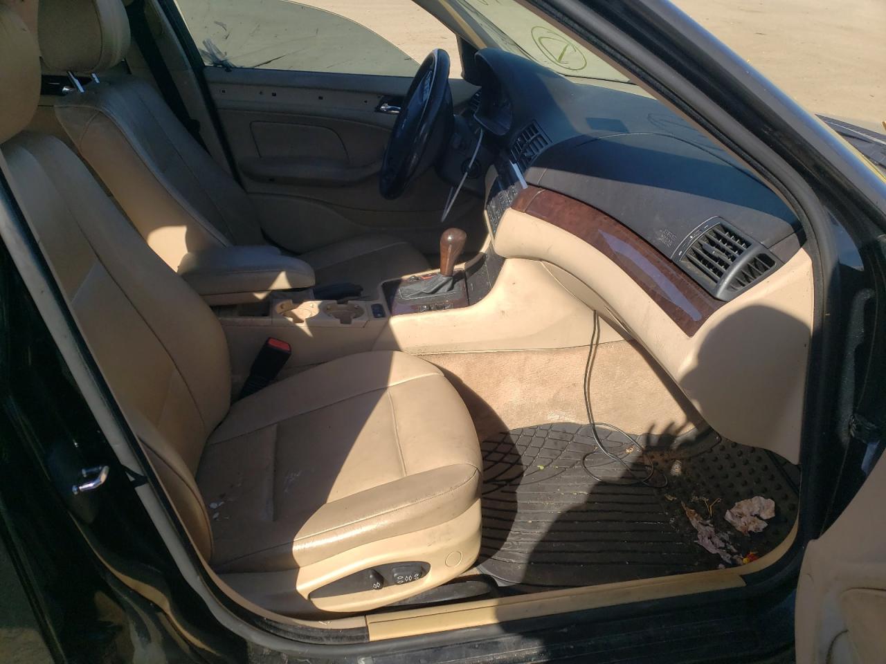 Photo 18 from auction – 2004 BMW 325 I with VIN WBAET37404NJ96857