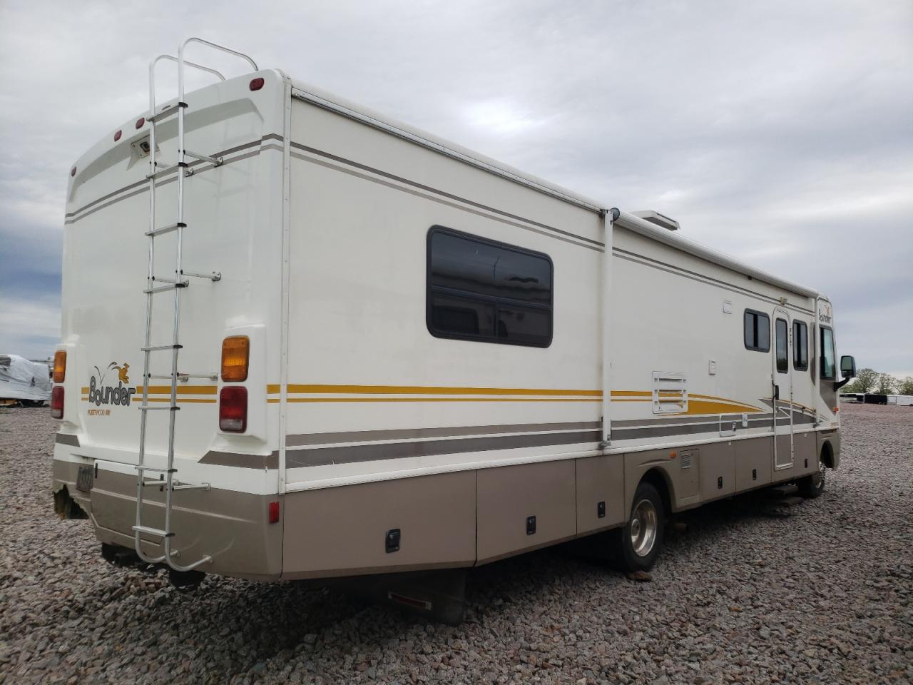 Photo 4 from auction – 2003 FLEETWOOD BOUNDER with VIN 1FCNF53S220A07825