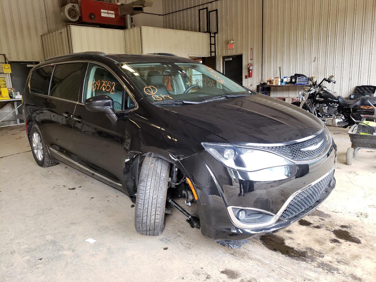 CHRYSLER PACIFICA T 2018 with VIN 2C4RC1BG0JR274241 - Photo from auction