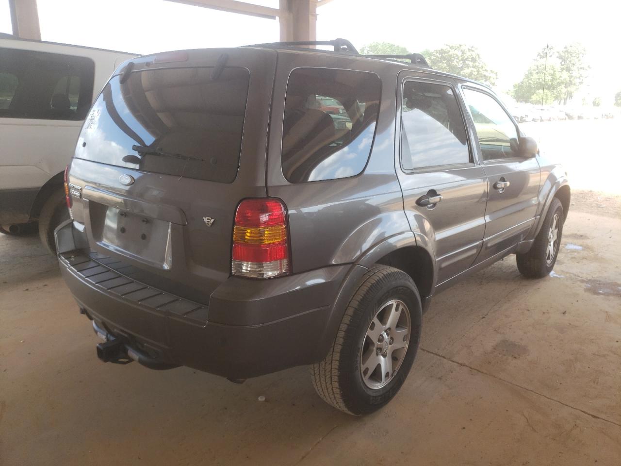 Photo 4 from auction – 2005 FORD ESCAPE LIM with VIN 1FMYU04195KB49296