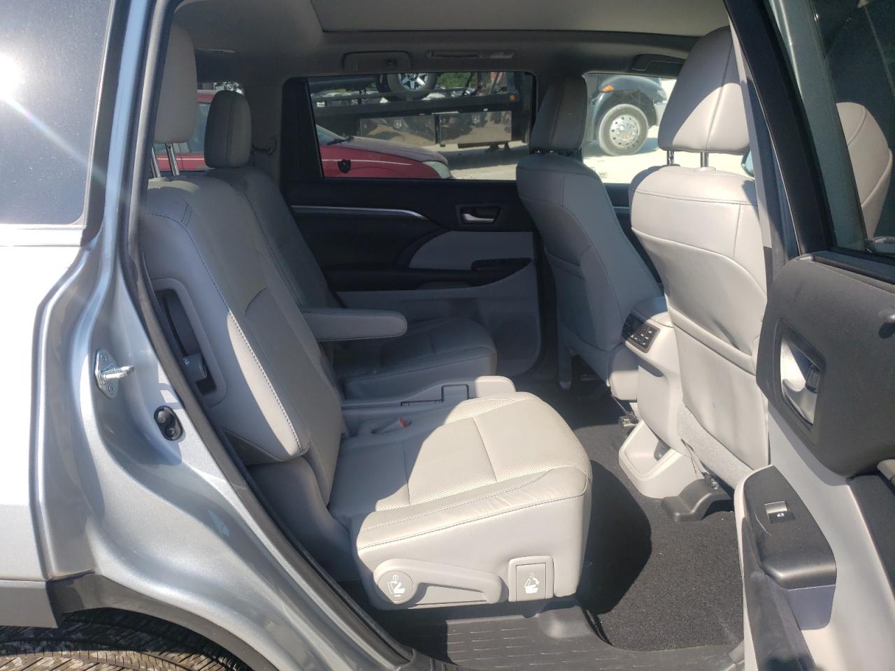 Photo 6 from auction – 2017 TOYOTA HIGHLANDER with VIN 5TDDGRFH8HS036722