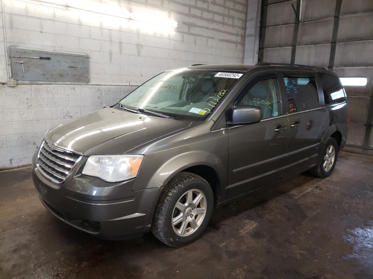 Photo 2 from auction – 2010 CHRYSLER TOWN & COU with VIN 2A4RR5D18AR448985