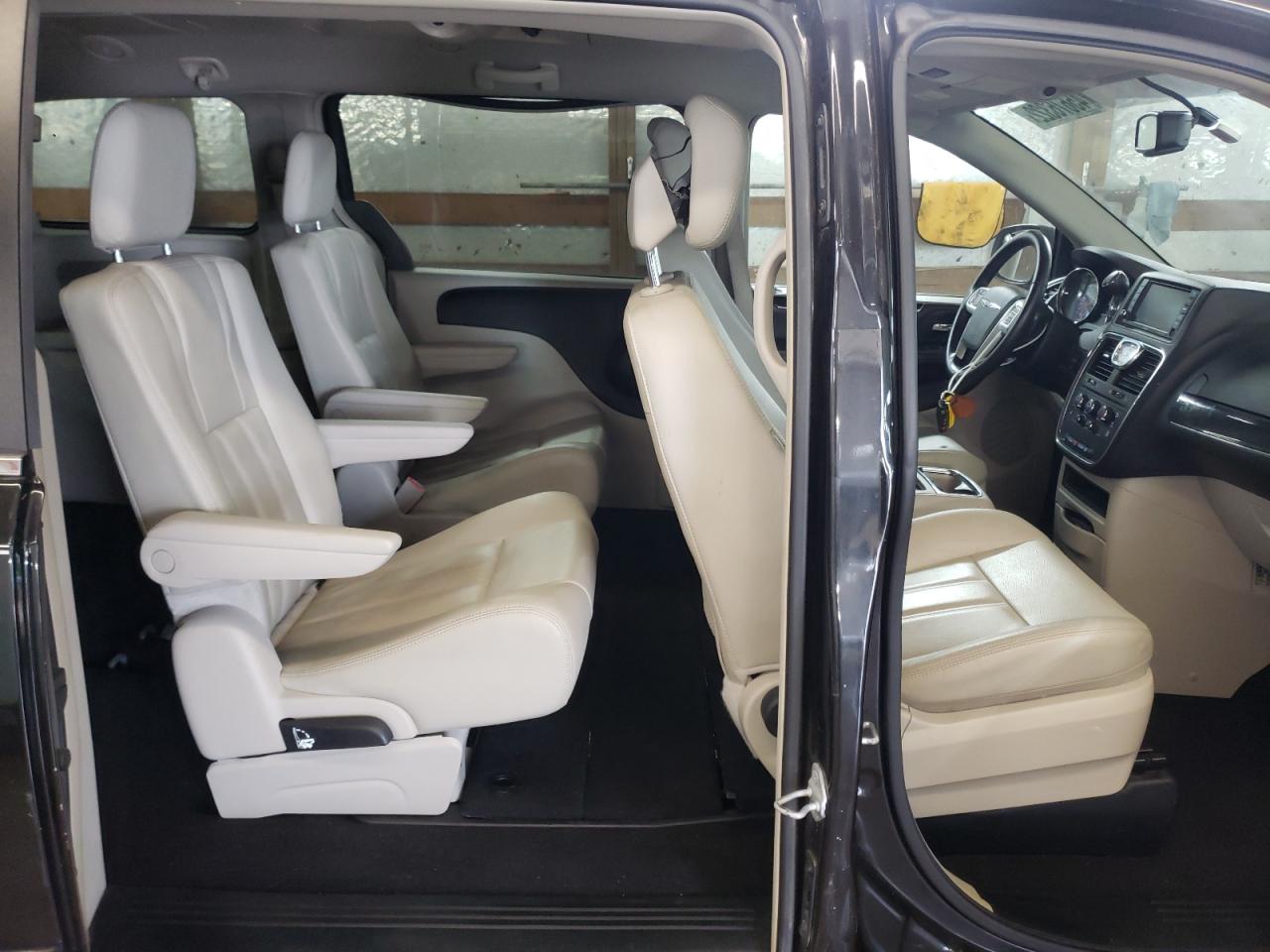 Photo 18 from auction – 2015 CHRYSLER TOWN & COU with VIN 2C4RC1AG3FR678014