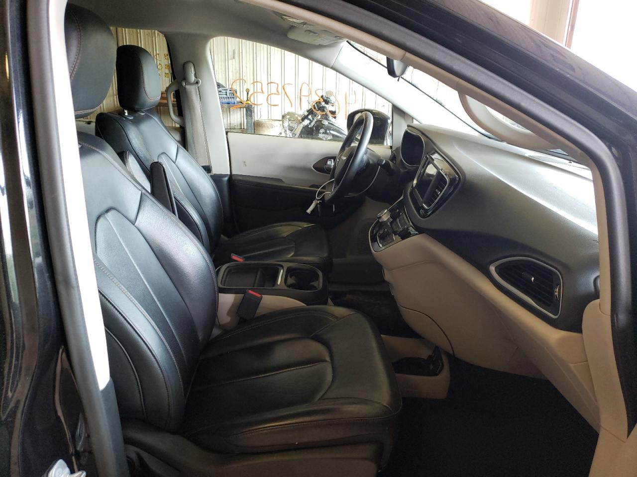 Photo 5 from auction – 2018 CHRYSLER PACIFICA T with VIN 2C4RC1BG0JR274241