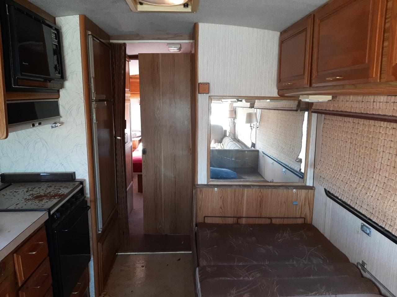 Photo 6 from auction – 1991 BOUN MOTORHOME with VIN 3FCMF53G9MJA01285