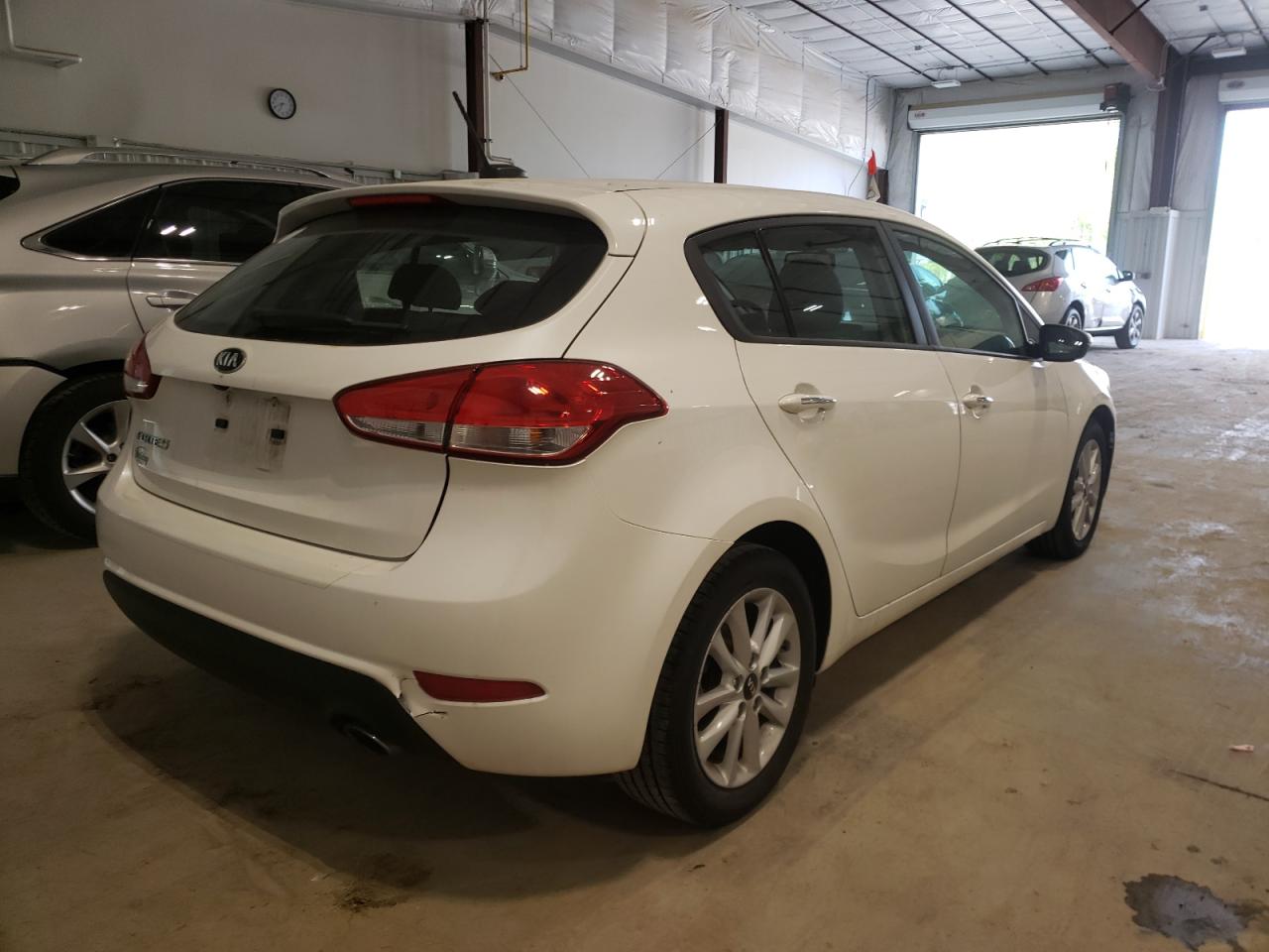 Photo 4 from auction – 2017 KIA FORTE LX with VIN KNAFK5A87H5673630