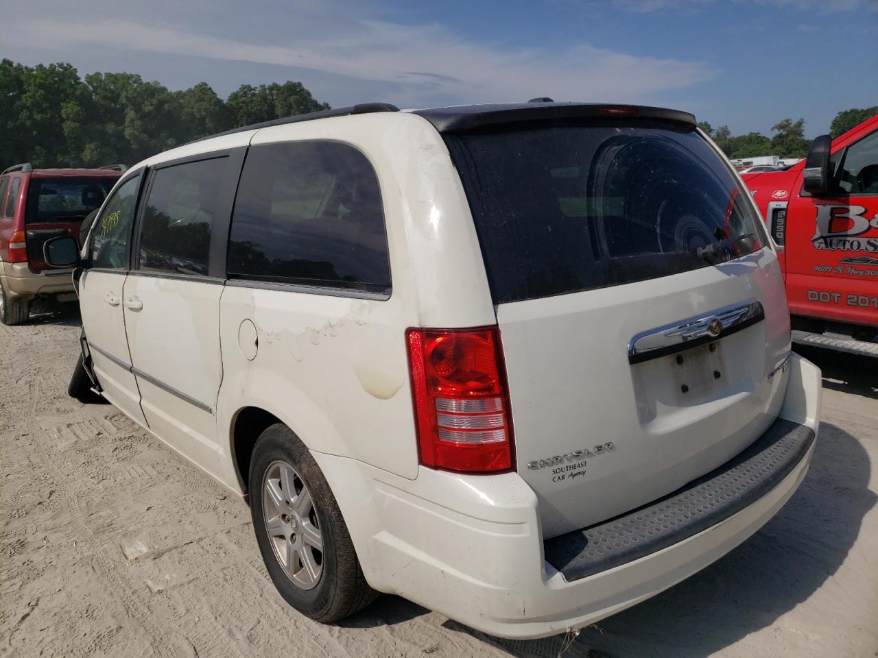 Photo 3 from auction – 2010 CHRYSLER TOWN & COU with VIN 2A4RR5D12AR192813
