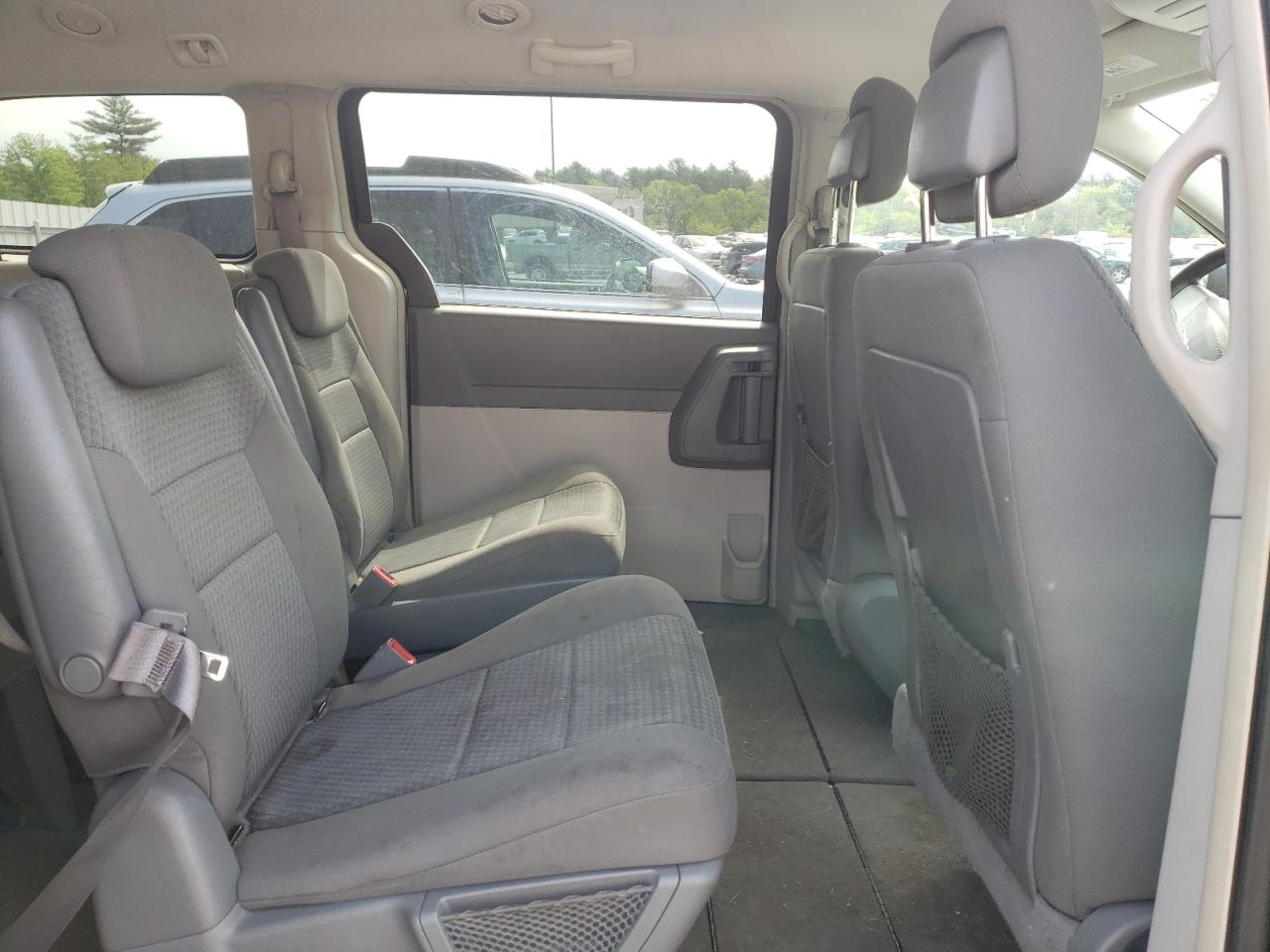 Photo 6 from auction – 2010 CHRYSLER TOWN & COU with VIN 2A4RR2D17AR340341