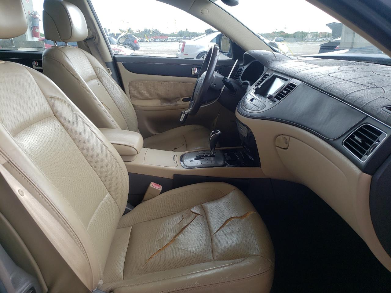 Photo 5 from auction – 2010 HYUNDAI GENESIS 4. with VIN KMHGC4DF3AU092464