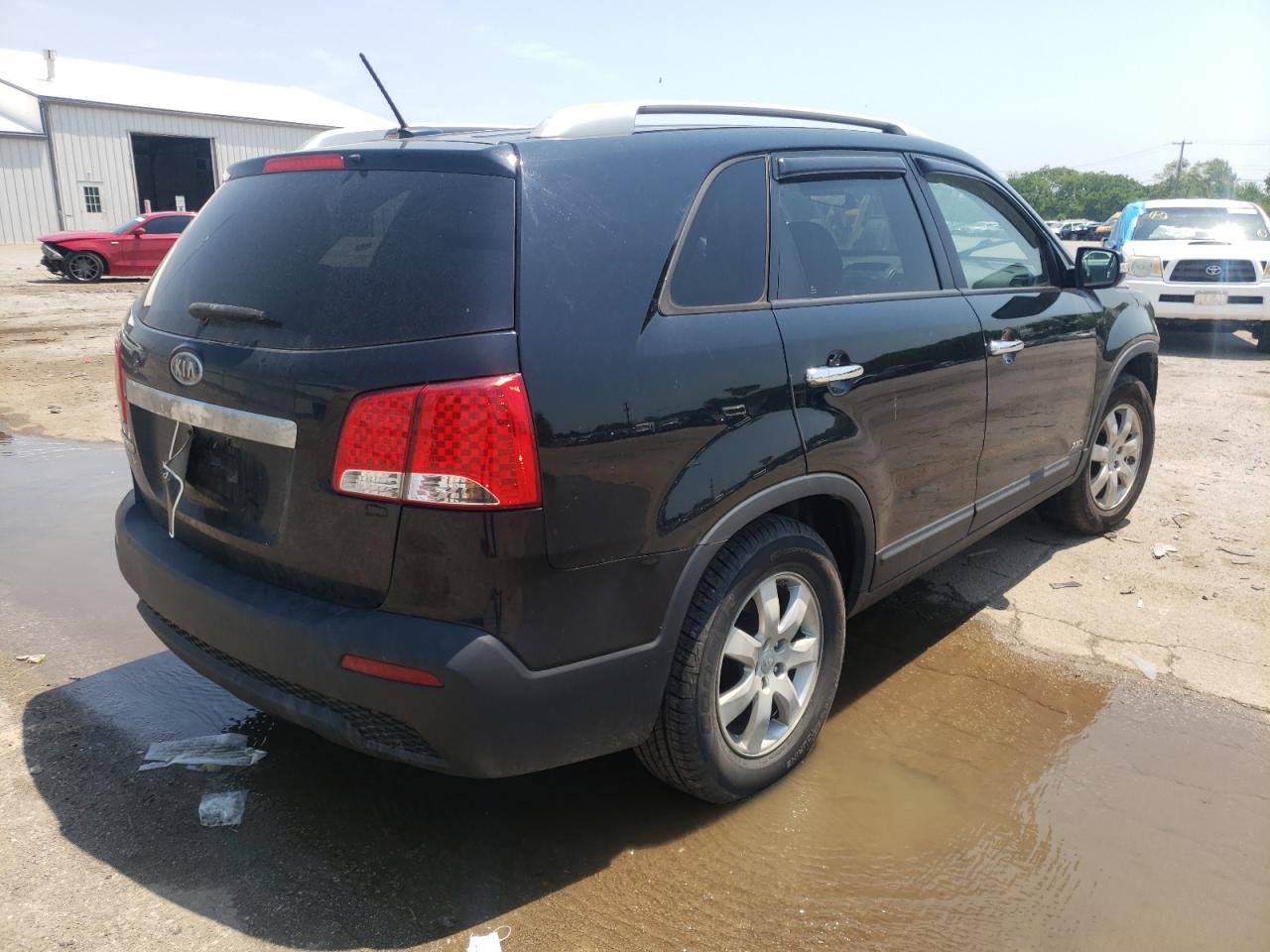 Photo 4 from auction – 2013 KIA SORENTO LX with VIN 5XYKTDA23DG314832