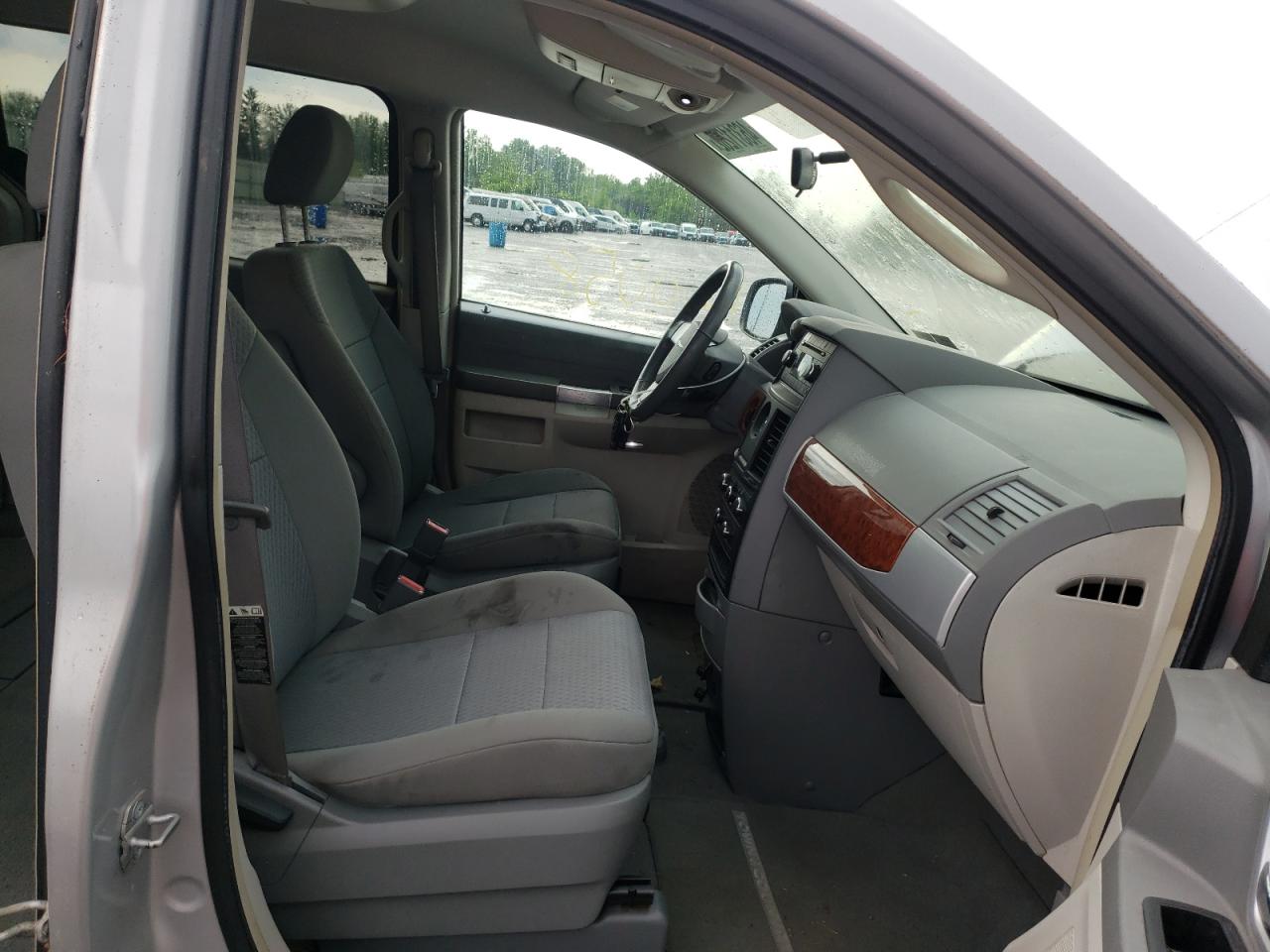 Photo 5 from auction – 2008 CHRYSLER TOWN & COU with VIN 2A8HR54P08R779309