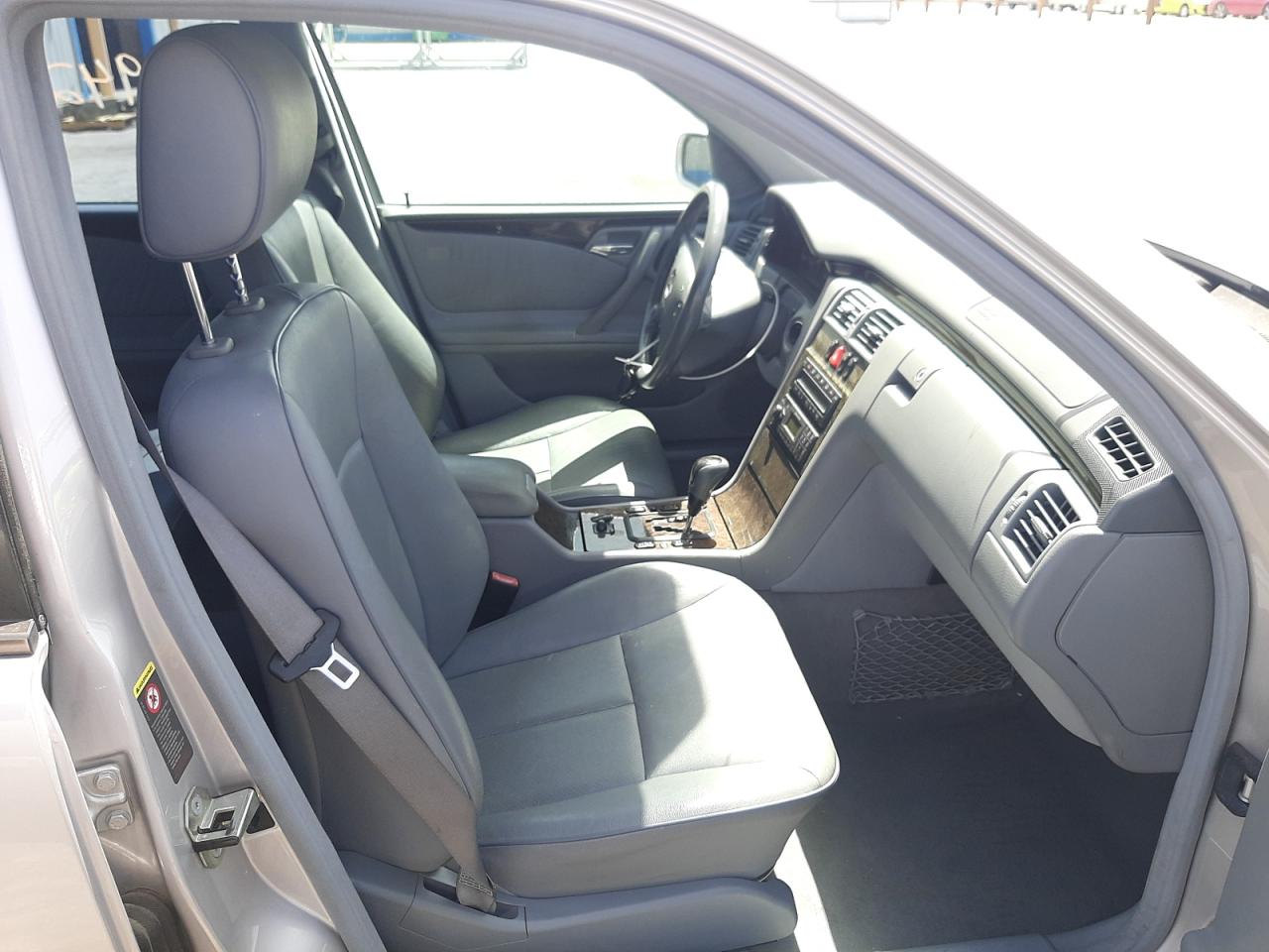 Photo 5 from auction – 2002 MERCEDES-BENZ E 320 with VIN WDBJF65J92B483081