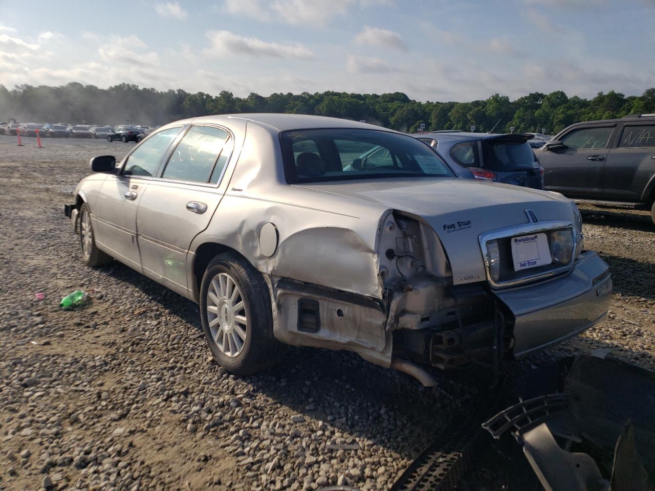Photo 3 from auction – 2004 LINCOLN TOWN CAR E with VIN 1LNHM81W34Y602175