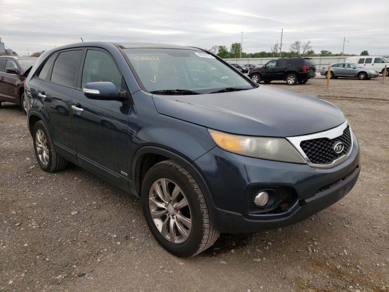 KIA SORENTO EX 2011 with VIN 5XYKUDA25BG016745 - Photo from auction