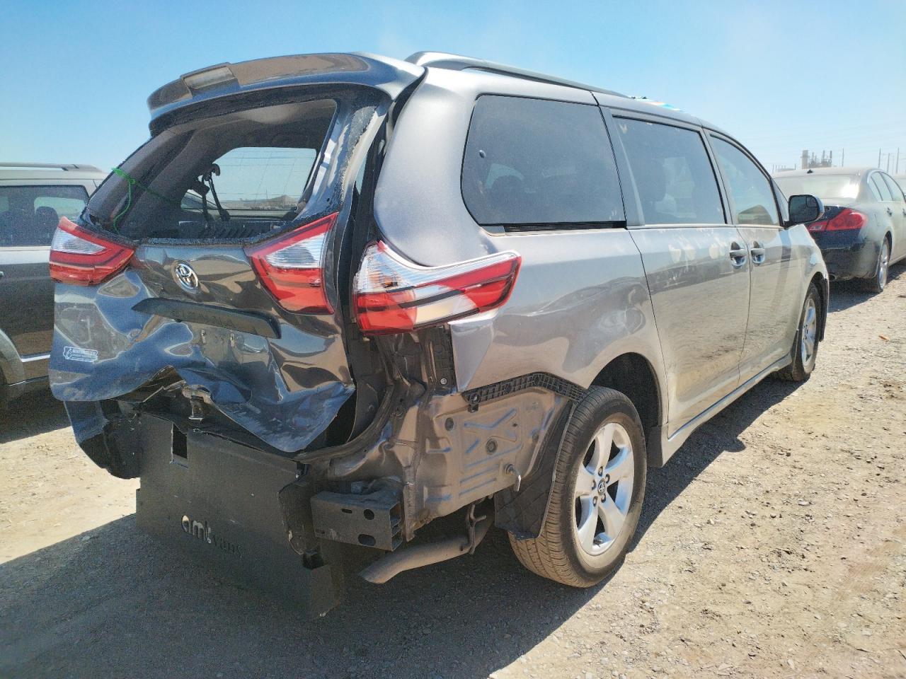 Photo 4 from auction – 2018 TOYOTA SIENNA L with VIN 5TDZZ3DC9JS909341