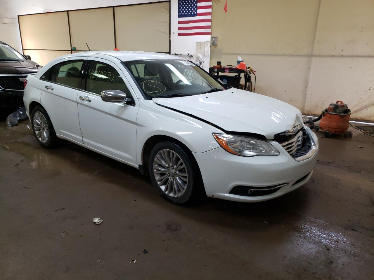 CHRYSLER 200 LIMITE 2013 with VIN 1C3CCBCG4DN660631 - Photo from auction