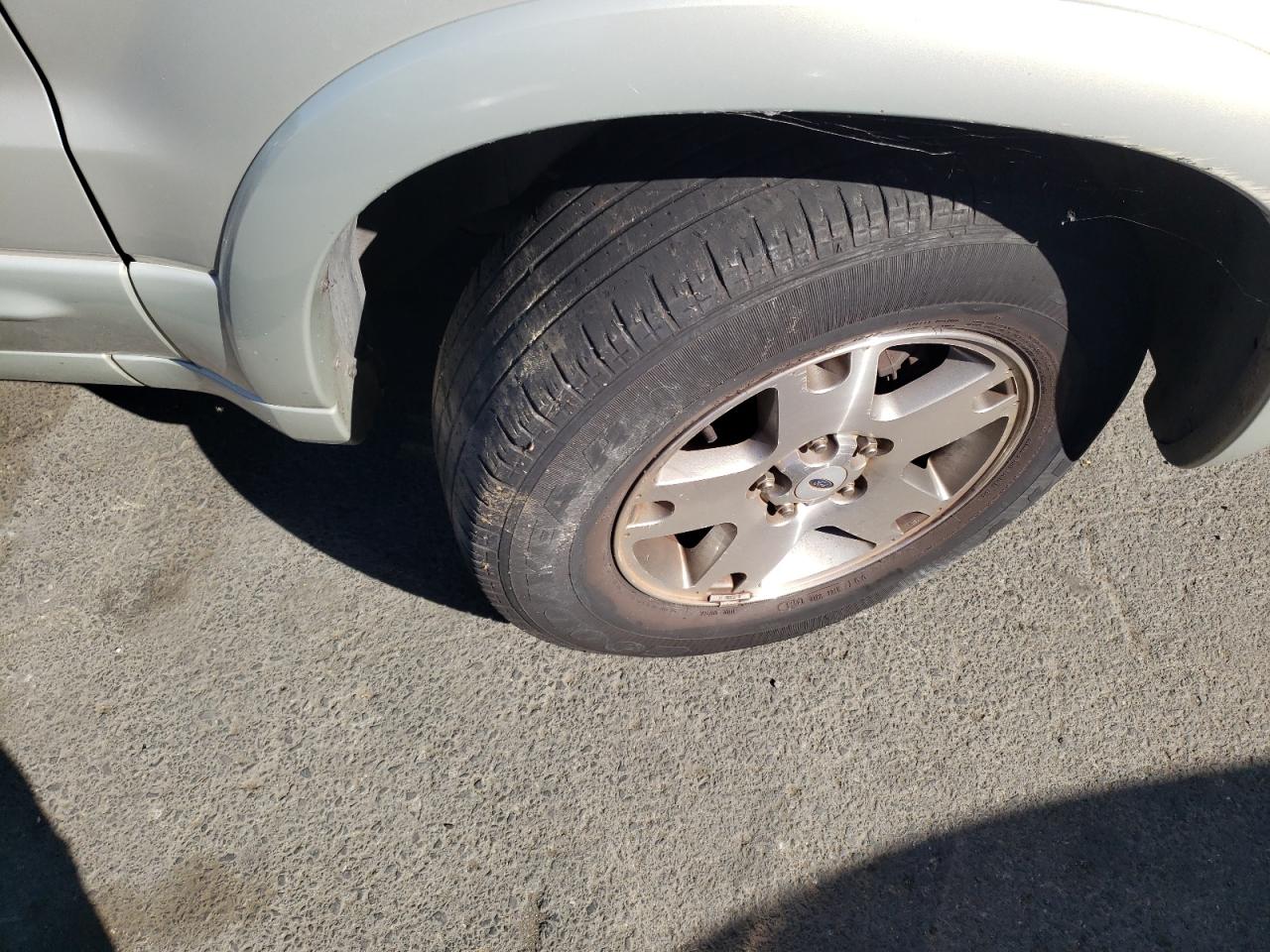 Photo 9 from auction – 2005 FORD ESCAPE LIM with VIN 1FMYU04155KA83636