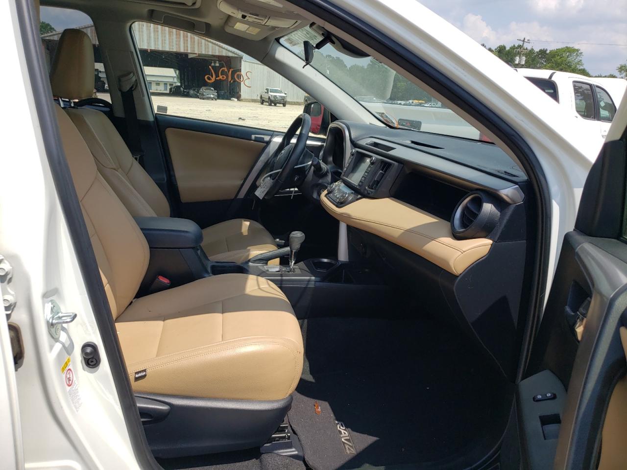 Photo 5 from auction – 2017 TOYOTA RAV4 XLE with VIN JTMWFREV7HJ129599