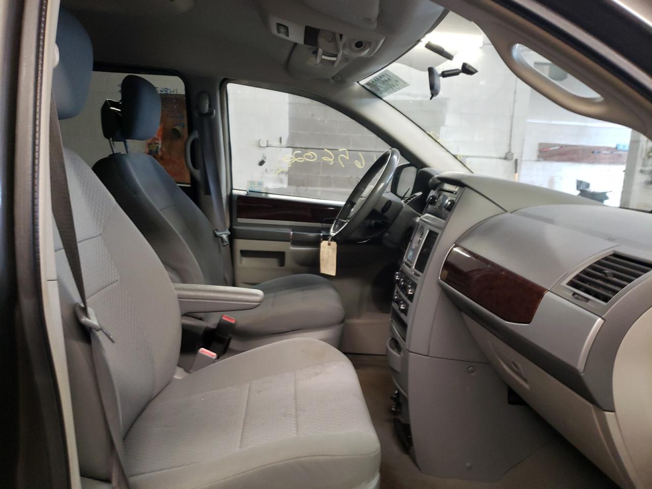 Photo 5 from auction – 2010 CHRYSLER TOWN & COU with VIN 2A4RR5D18AR448985