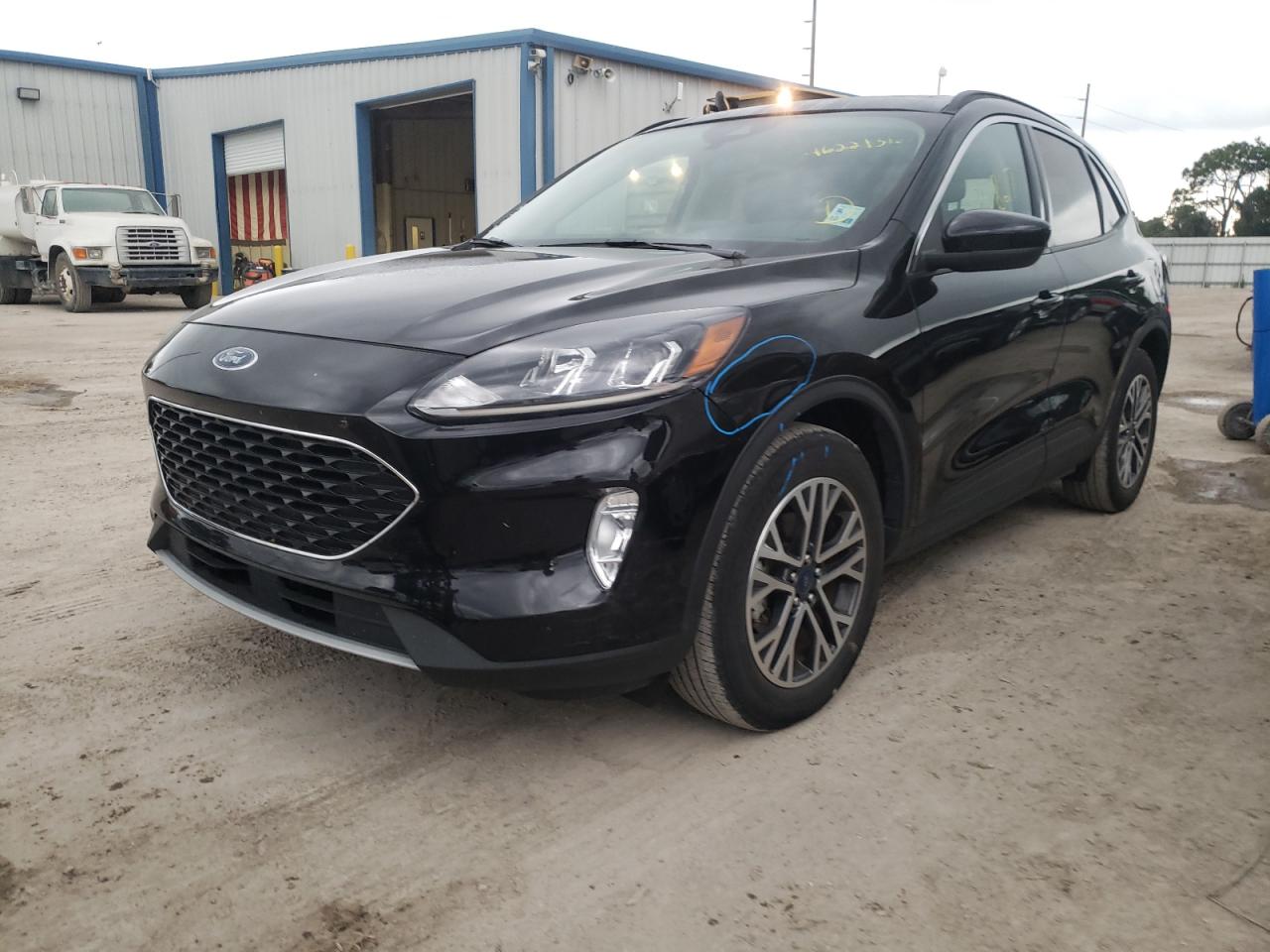 Photo 2 from auction – 2020 FORD ESCAPE SEL with VIN 1FMCU9H68LUB14531