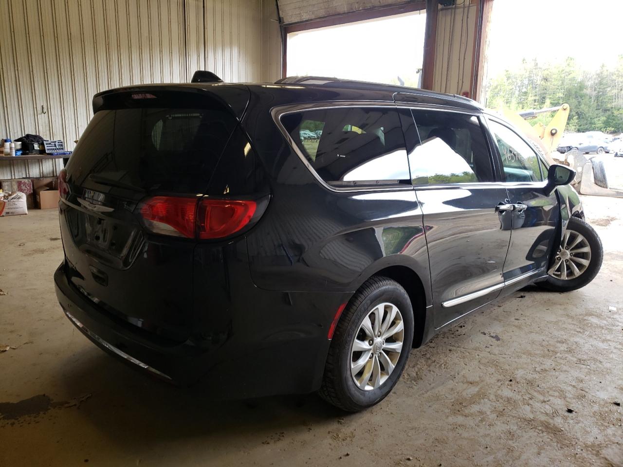 Photo 4 from auction – 2018 CHRYSLER PACIFICA T with VIN 2C4RC1BG0JR274241