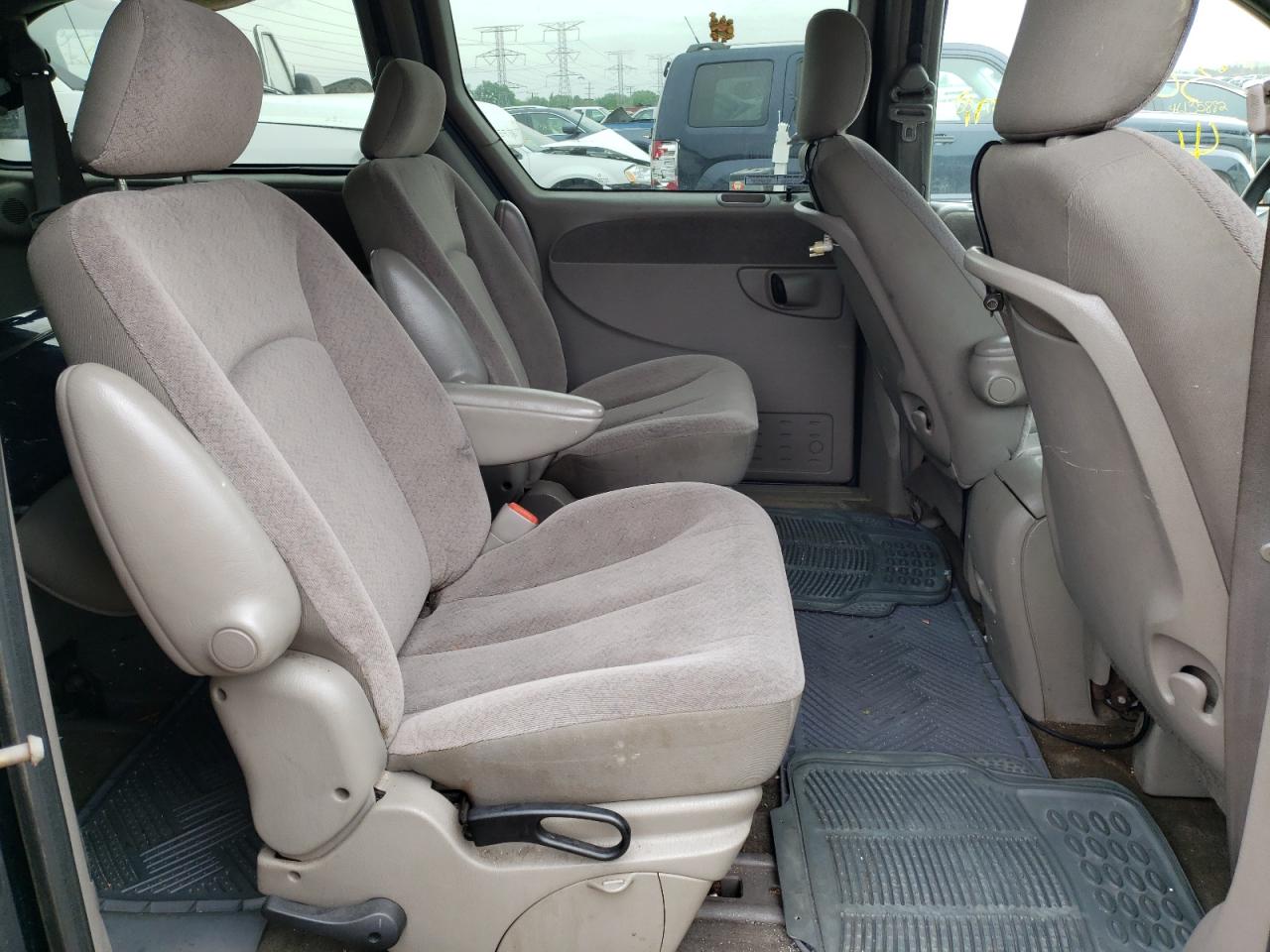Photo 18 from auction – 2001 CHRYSLER TOWN AND C with VIN 2C4GP74L01R294546