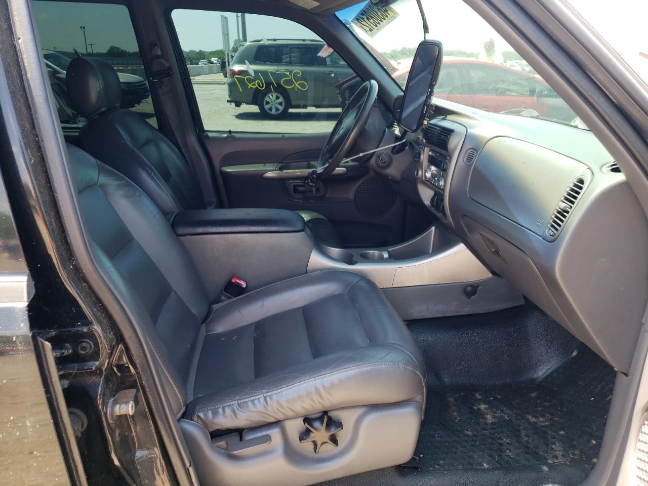 Photo 5 from auction – 2002 FORD EXPLORER S with VIN 1FMZU77E12UD16715