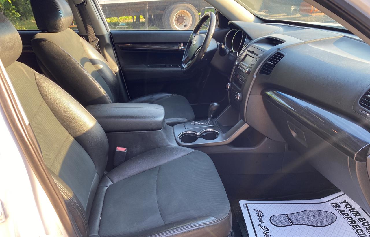 Photo 5 from auction – 2011 KIA SORENTO EX with VIN 5XYKUDA29BG157303