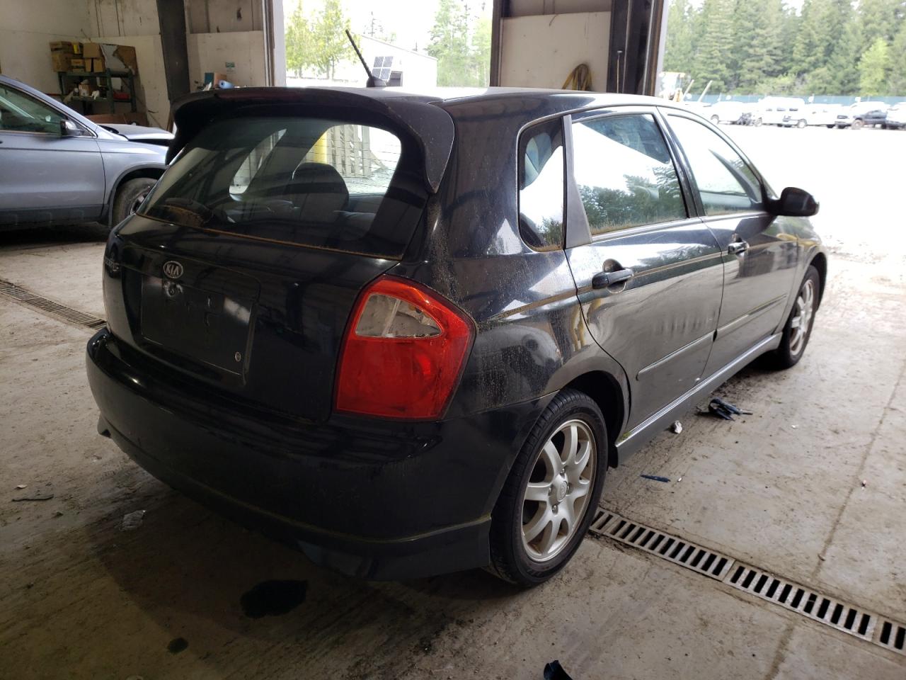 Photo 4 from auction – 2006 KIA SPECTRA5 with VIN KNAFE161465337796