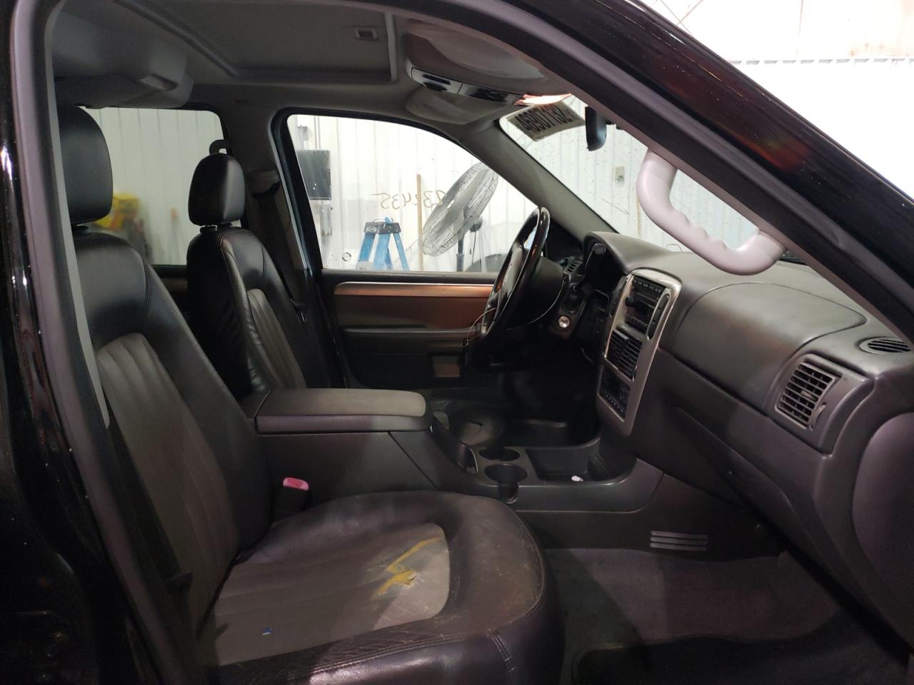 Photo 5 from auction – 2004 MERCURY MOUNTAINEE with VIN 4M2DU86W34ZJ08981