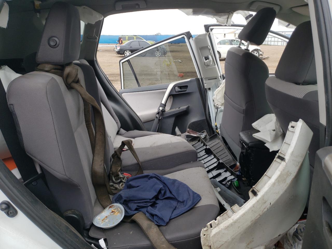 Photo 6 from auction – 2015 TOYOTA RAV4 LE with VIN 2T3BFREV6FW350978