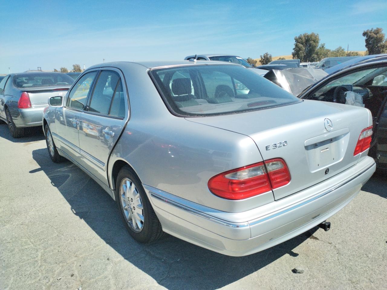 Photo 3 from auction – 2000 MERCEDES-BENZ E 320 with VIN WDBJF65J2YB058908