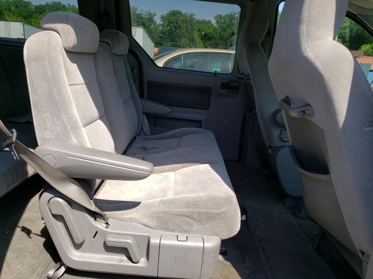 Photo 6 from auction – 2004 FORD FREESTAR S with VIN 2FMDA57664BB22853