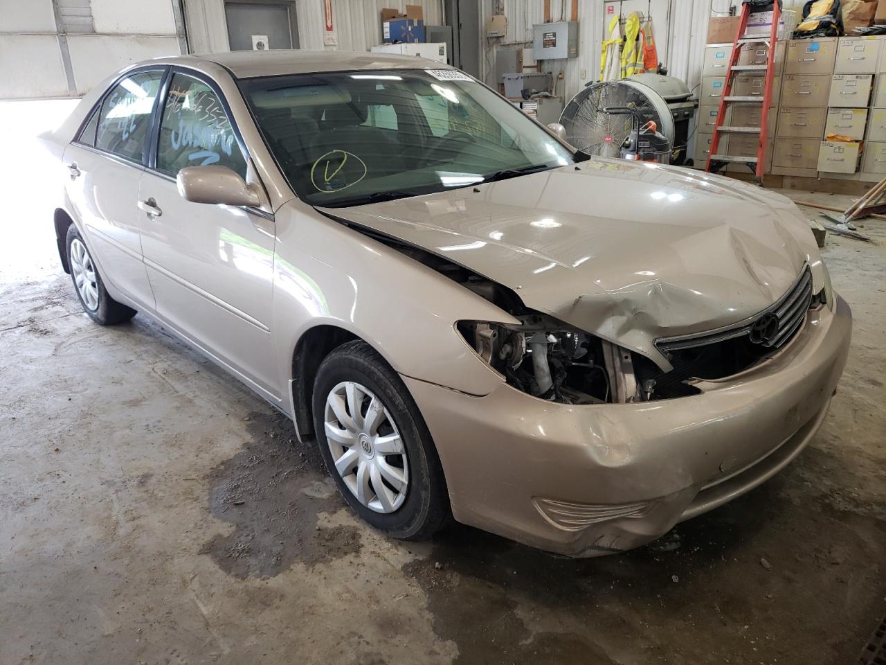 TOYOTA CAMRY LE 2005 with VIN 4T1BE30K05U562571 - Photo from auction