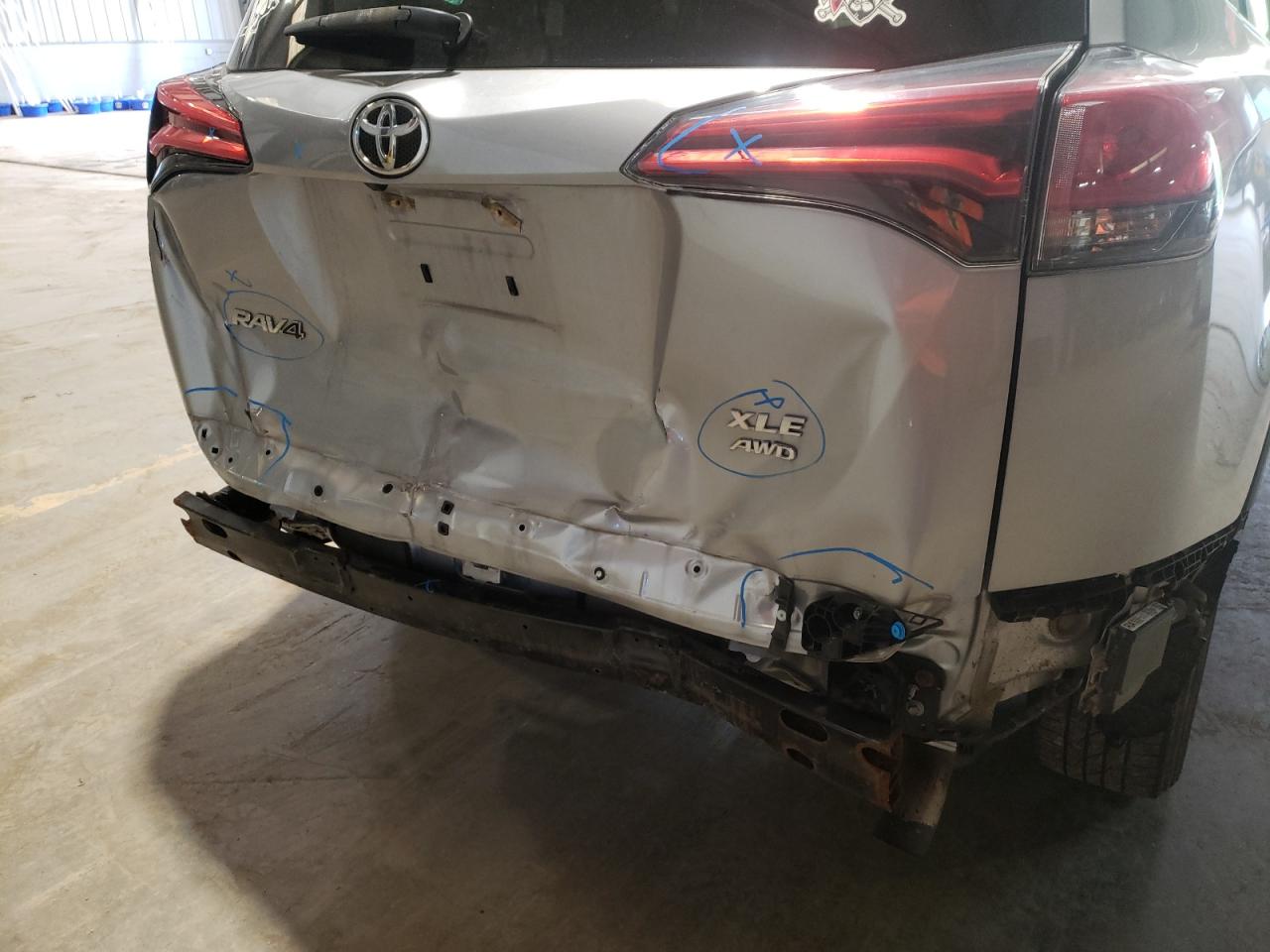 Photo 9 from auction – 2016 TOYOTA RAV4 XLE with VIN 2T3RFREV5GW435553