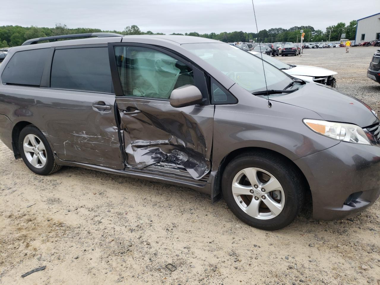 Photo 9 from auction – 2013 TOYOTA SIENNA LE with VIN 5TDKK3DC8DS373427