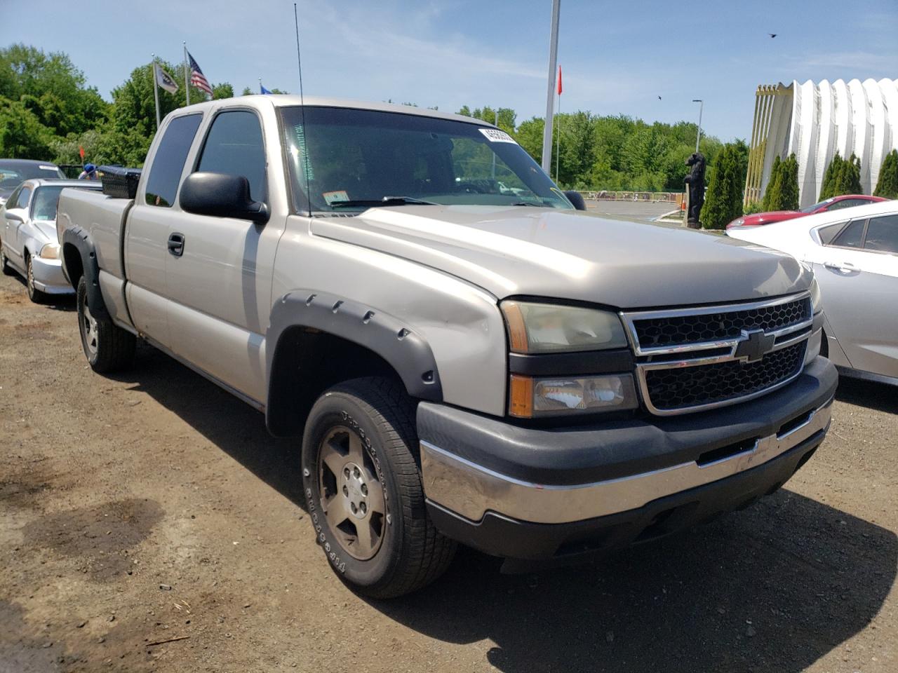 CHEVROLET SILVERADO 2006 with VIN 1GCEK19B36Z221428 - Photo from auction